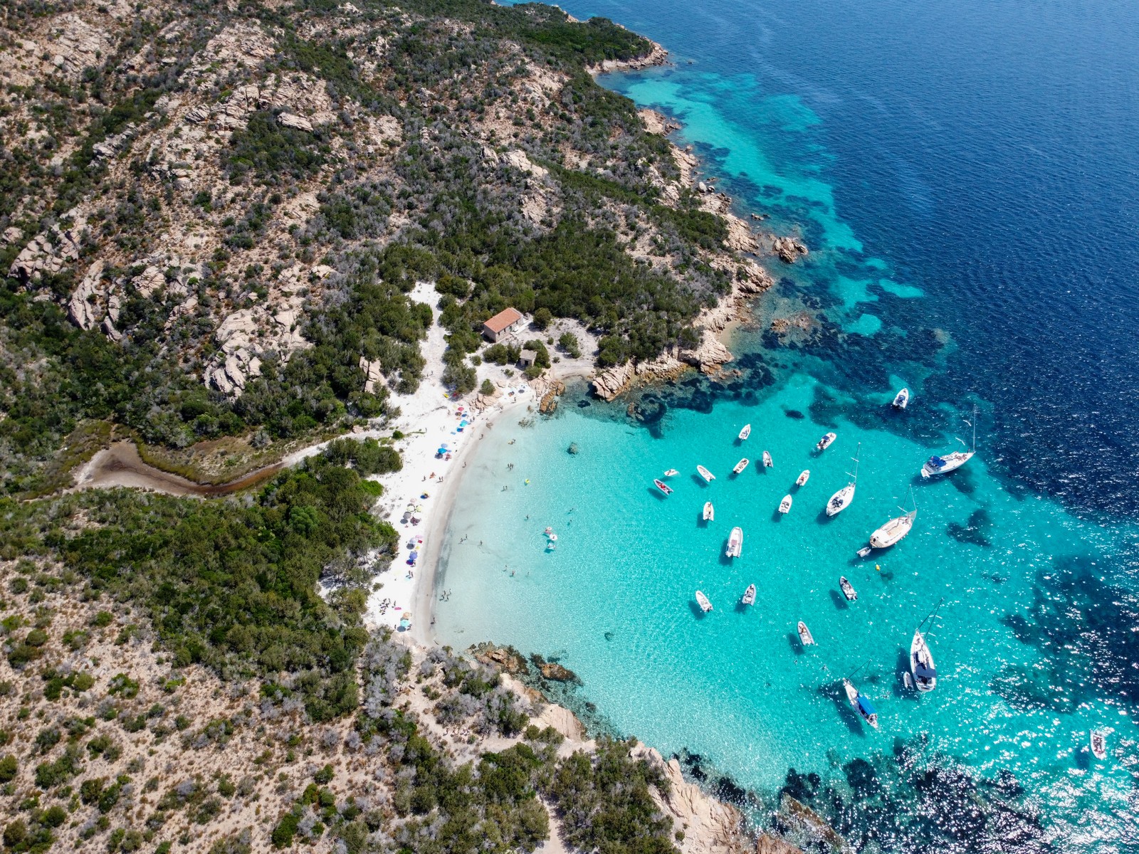 Cala Corsara sull'isola di Spargi, arcipelago della Maddalena: spiaggia bianca e mare turchese