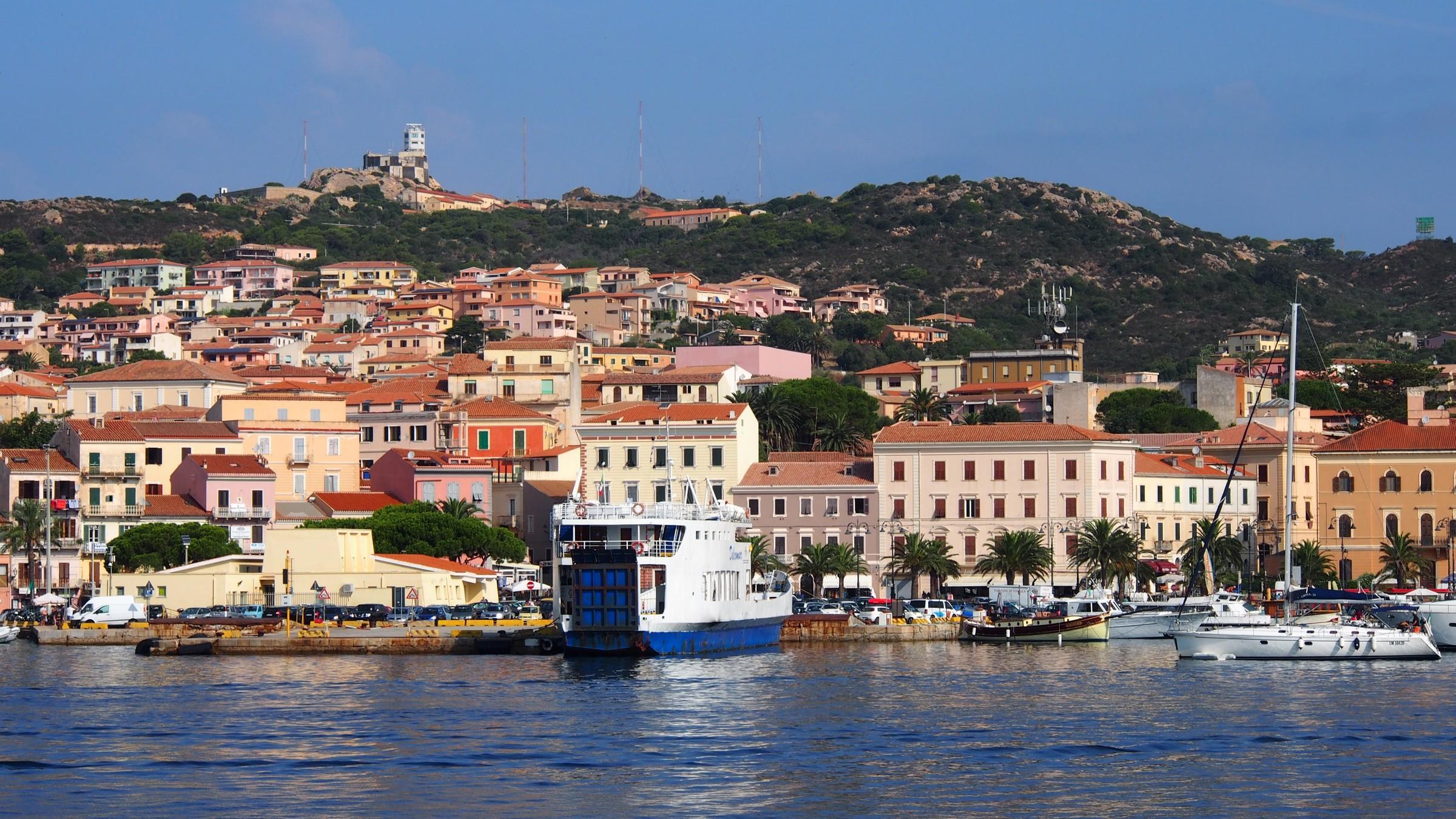 centro storico isola della maddalena sardegna