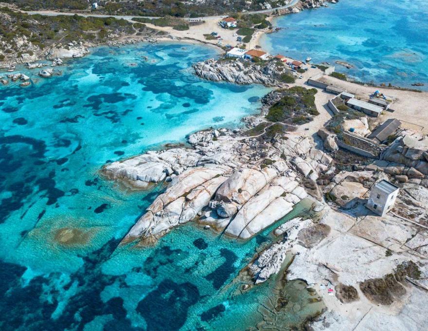 Flacher Strand auf La Maddalena: ideal für Familienurlaub mit Kleinkindern